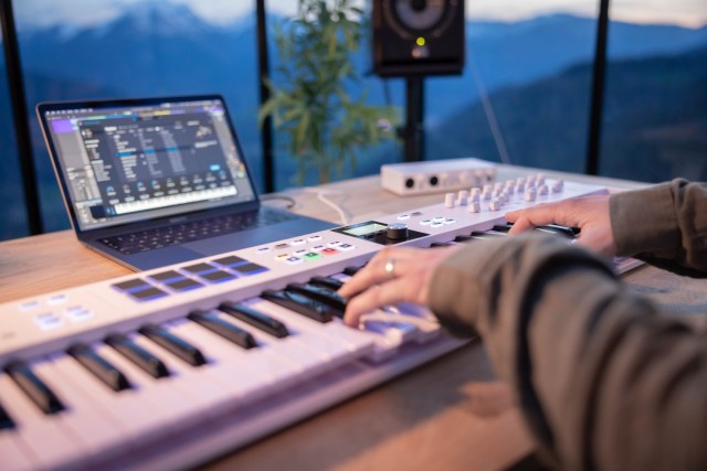 ����-���������� Arturia KeyLab Essential 49 mk3 White