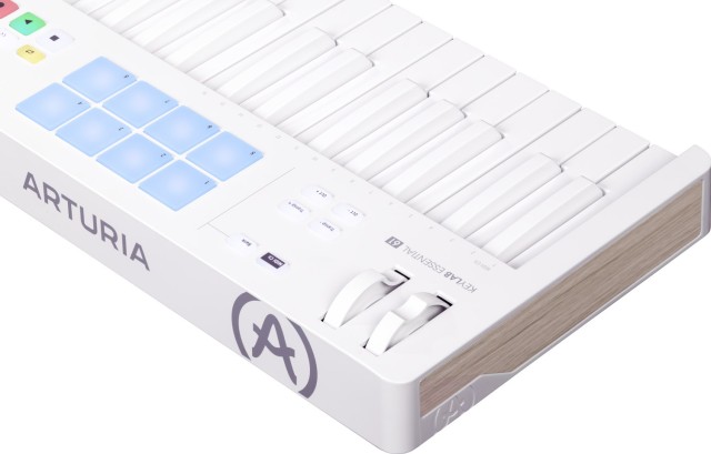 ����-���������� Arturia KeyLab Essential 61 mk3 Alpine White Special Edition