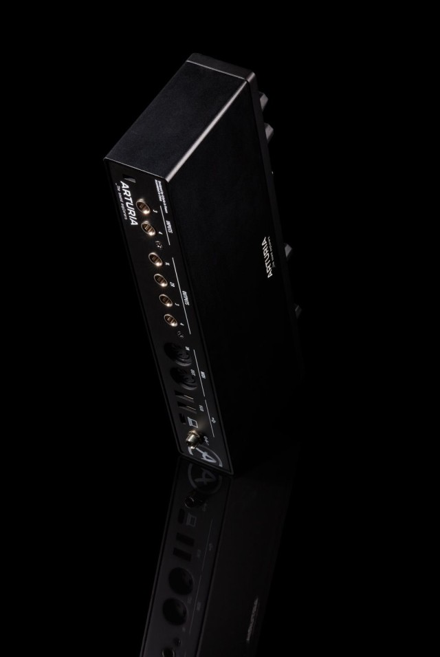 ������� ����� Arturia MiniFuse 4 Black