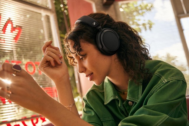 Sennheiser ACCENTUM Plus Wireless Black