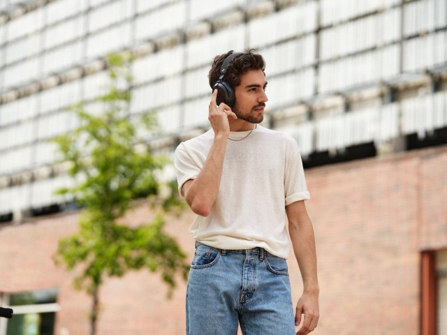 Sennheiser MOMENTUM 4 Wireless Black