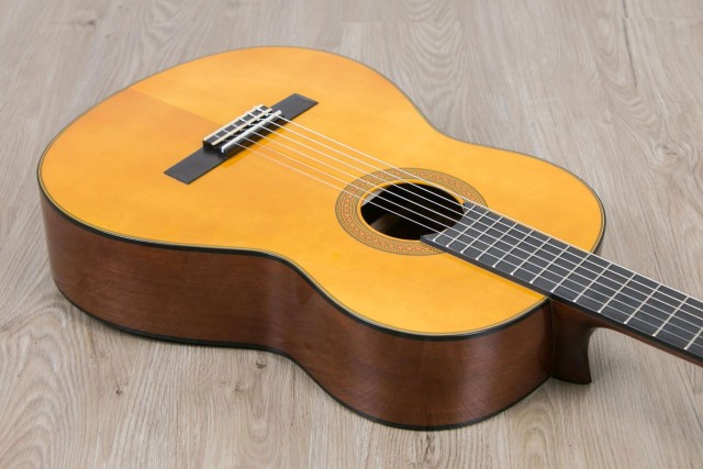 �������� ����� YAMAHA CG142S